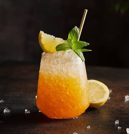 Коктейль в 8 Lounge Bar